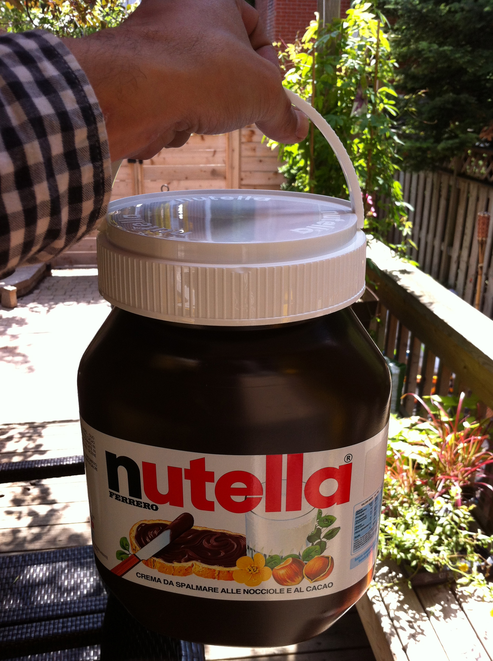 And that's what a 5kg jar of #nutella looks like! Awesome!…